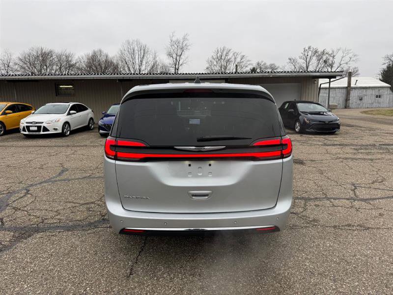 Used 2024 Chrysler Pacifica Touring-L image 5