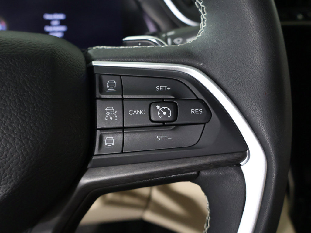 Used 2023 Jeep Grand Cherokee L Limited AWD/4WD image 49