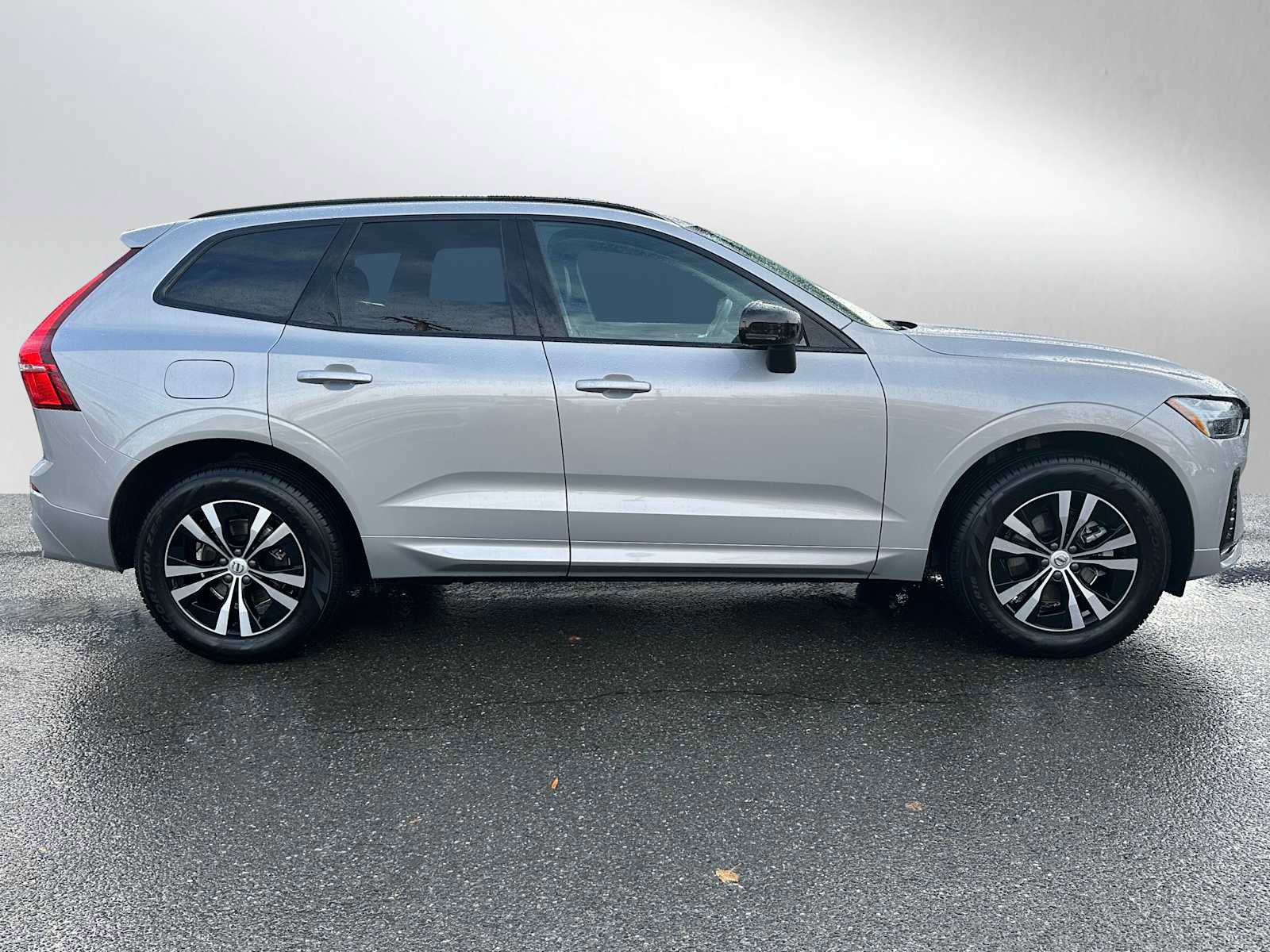 Used 2025 Volvo XC60 B5 Core w/ Climate Package image 2