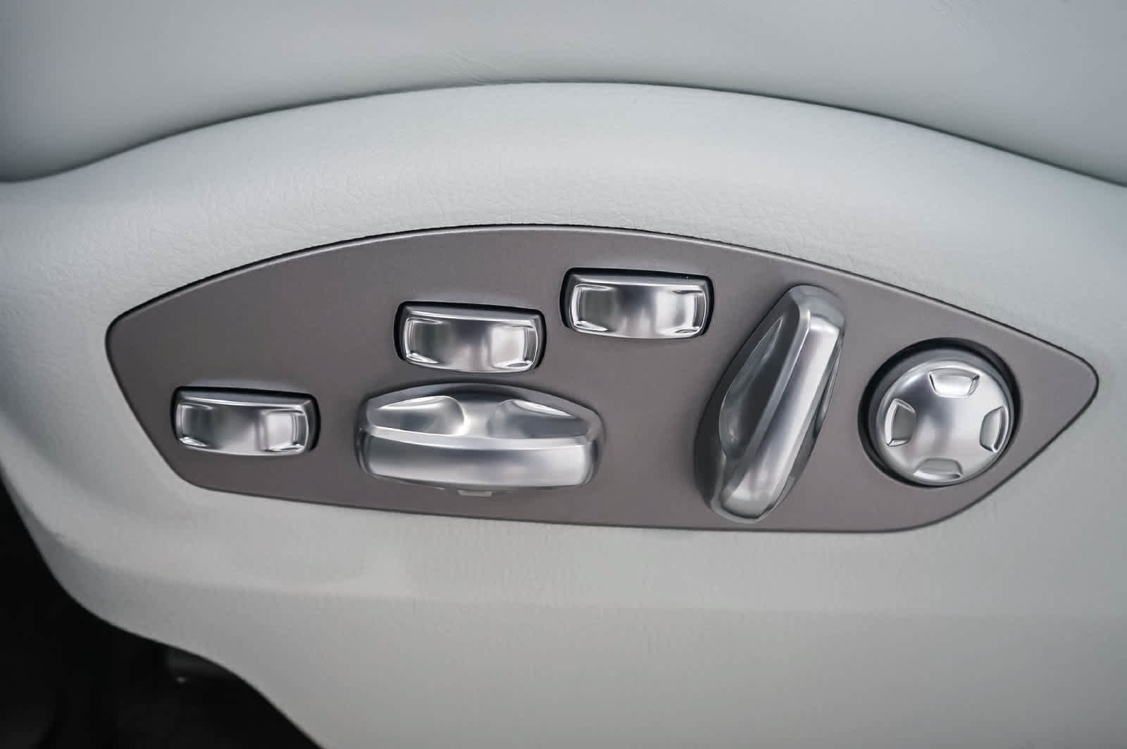 Certified 2026 Porsche Macan AWD/4WD image 26