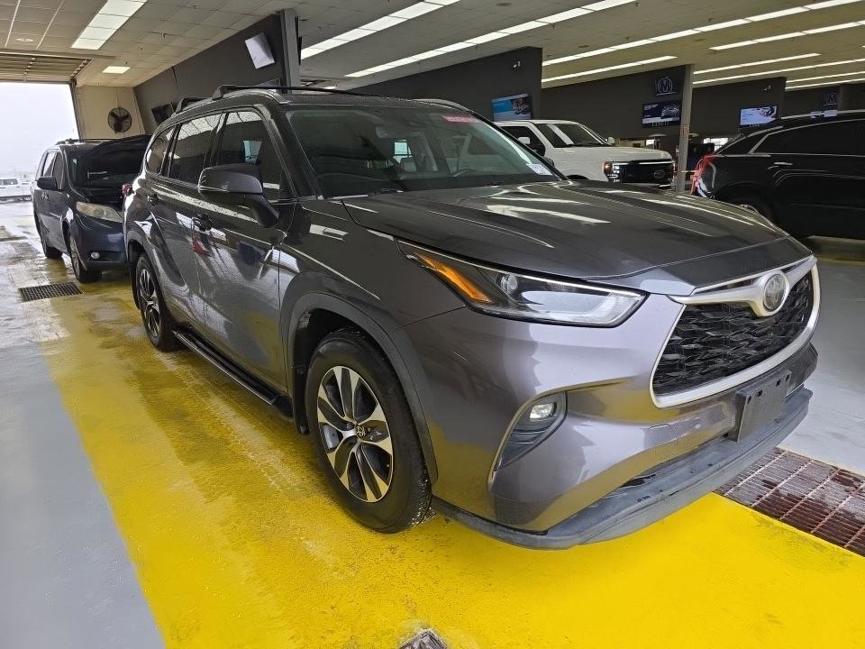 Used 2021 Toyota Highlander XLE image 3