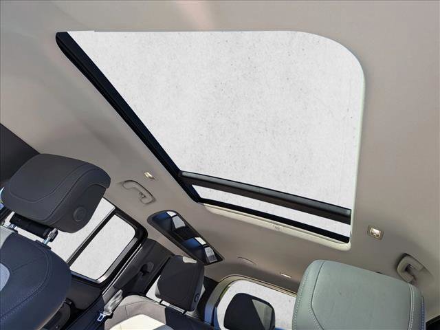 Used 2024 Land Rover Defender 110 X-Dynamic SE image 13