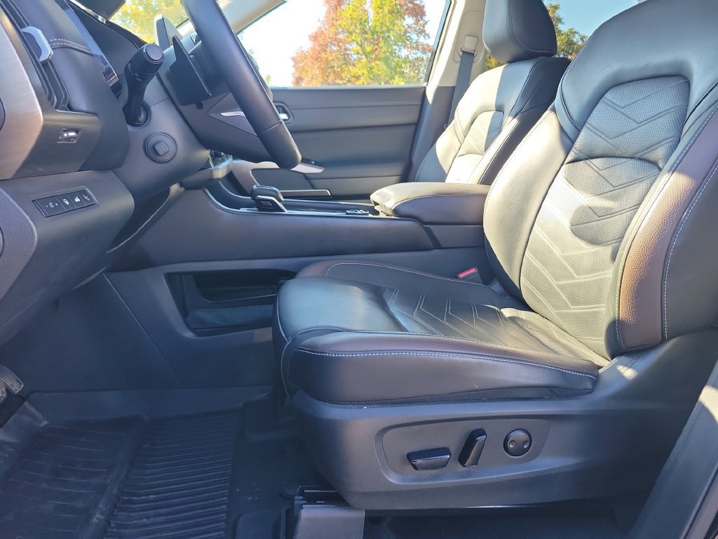Used 2025 Nissan Pathfinder Platinum w/ Lighting Package (N92) AWD/4WD image 28