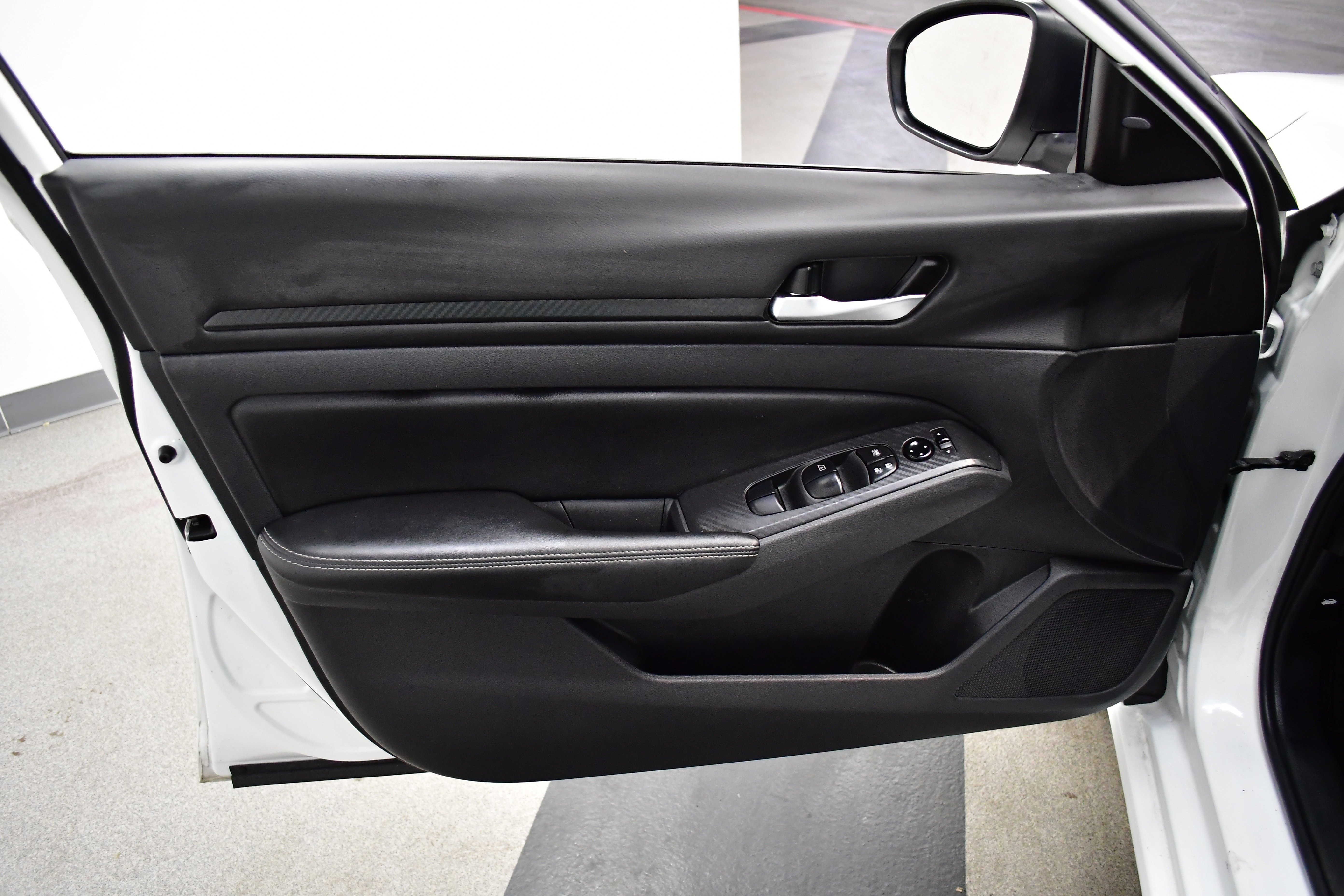 Used 2025 Nissan Altima 2.5 SV FWD image 16
