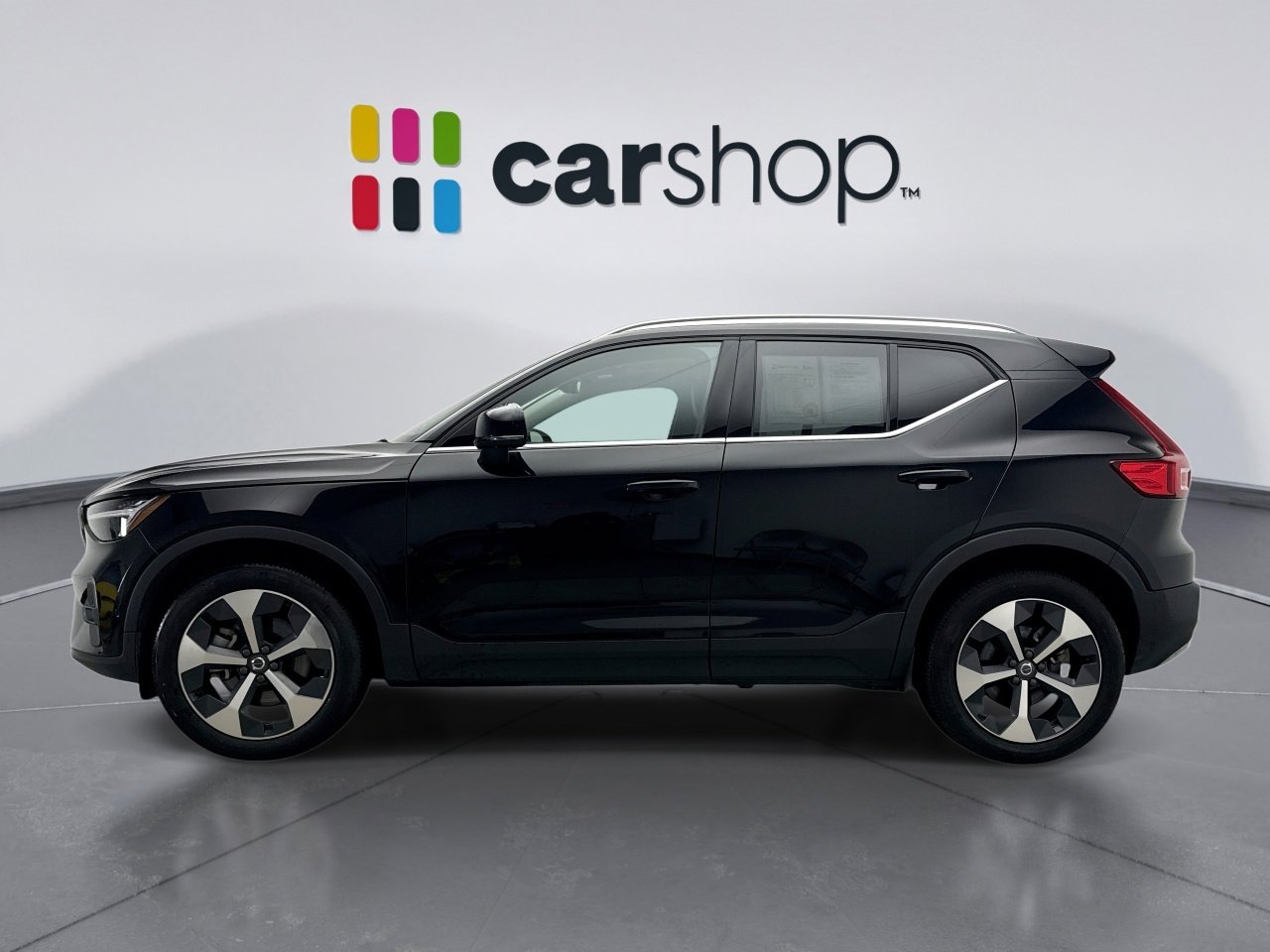 Used 2025 Volvo XC40 B5 Plus image 2