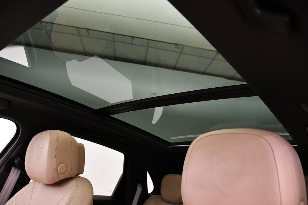 Used 2022 Porsche Cayenne Platinum Edition image 19