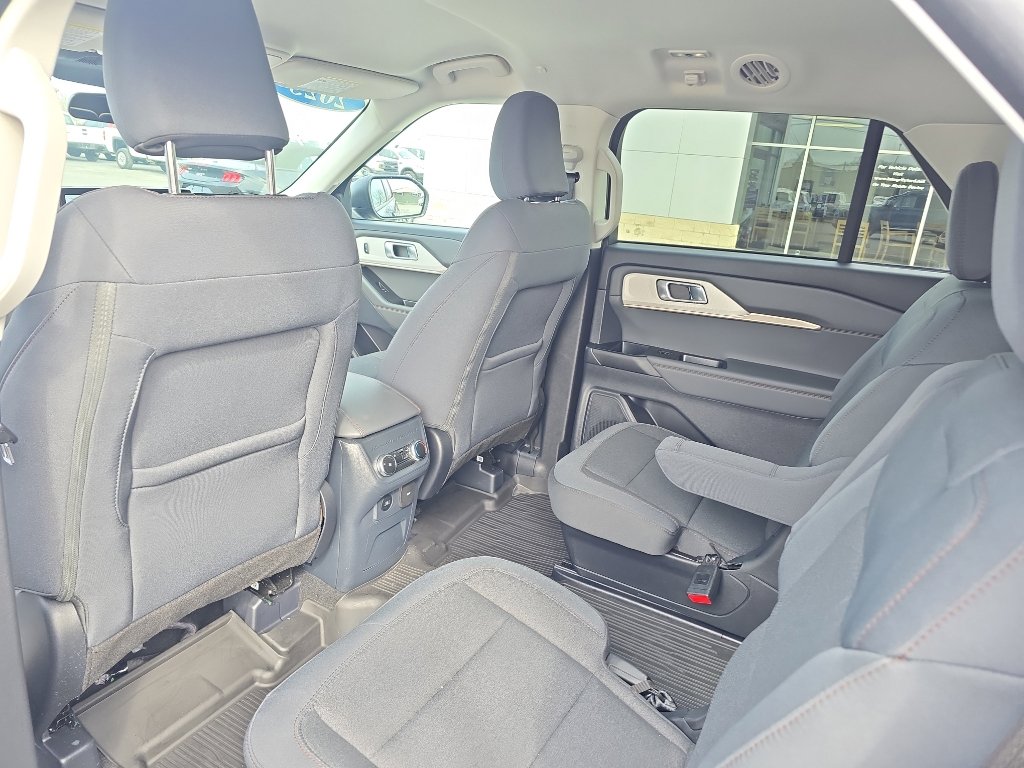 Used 2025 Ford Explorer Active AWD/4WD image 24
