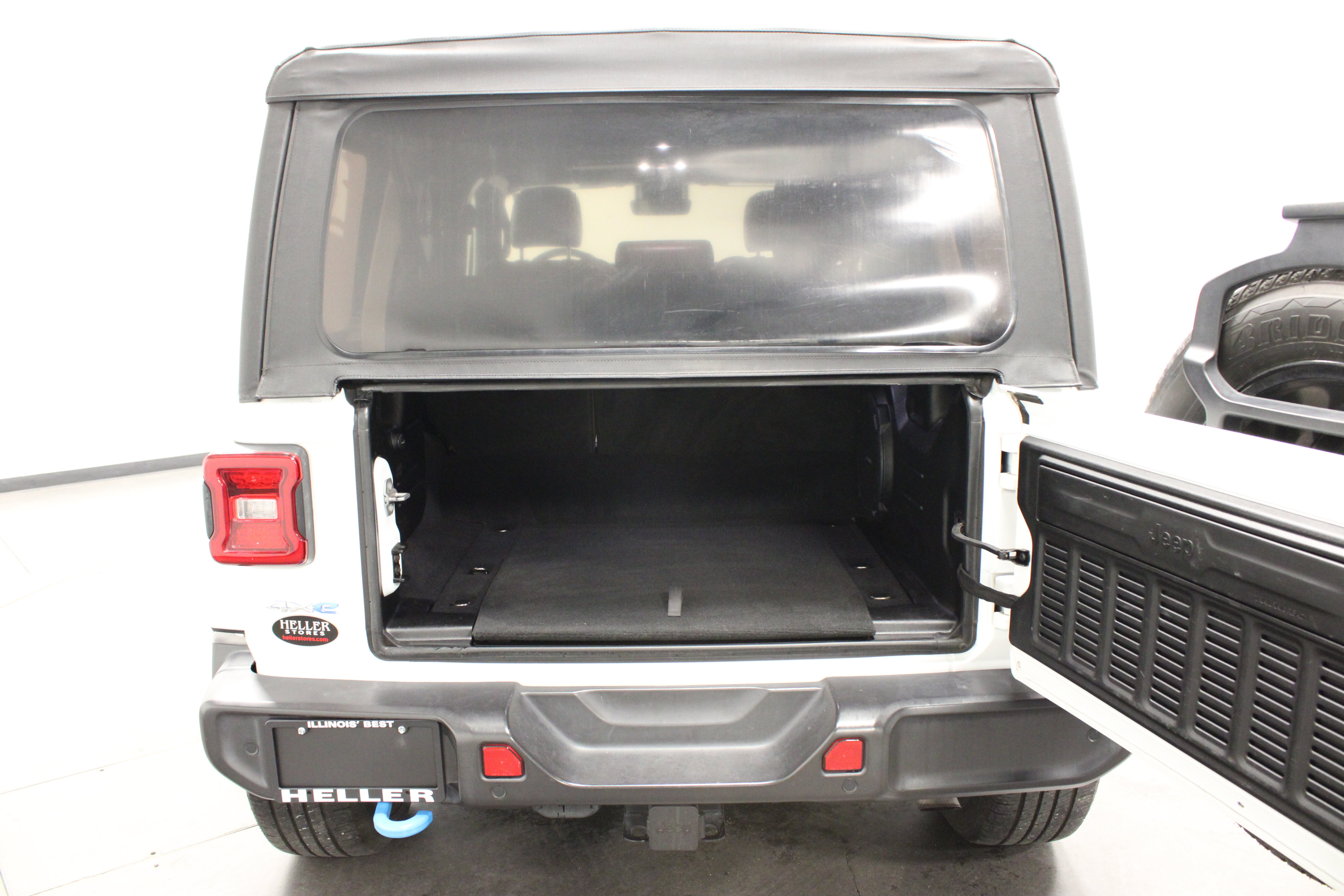 Used 2022 Jeep Wrangler Unlimited Sahara w/ Cold Weather Group AWD/4WD image 14