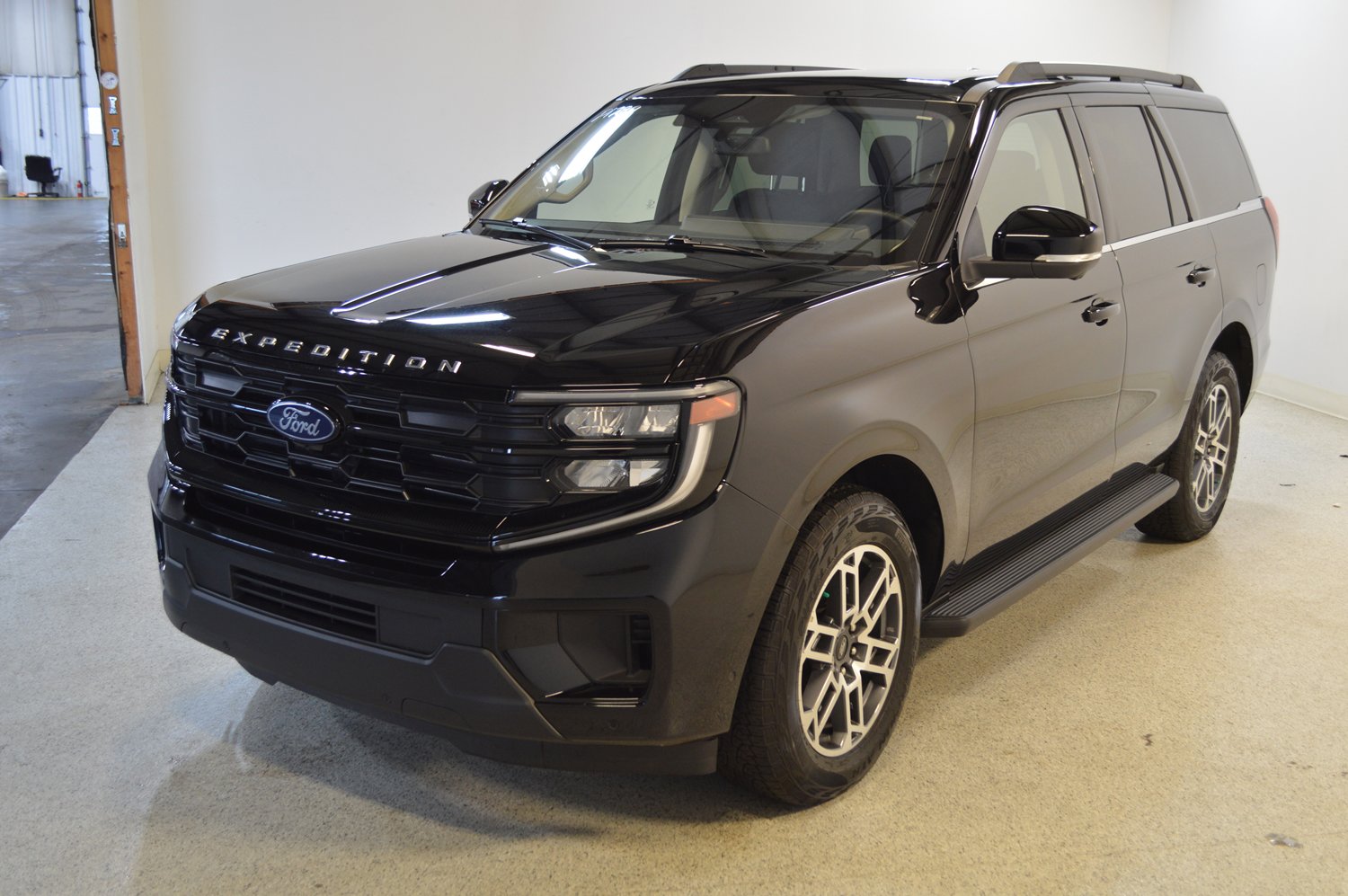 Used 2025 Ford Expedition Active image 7