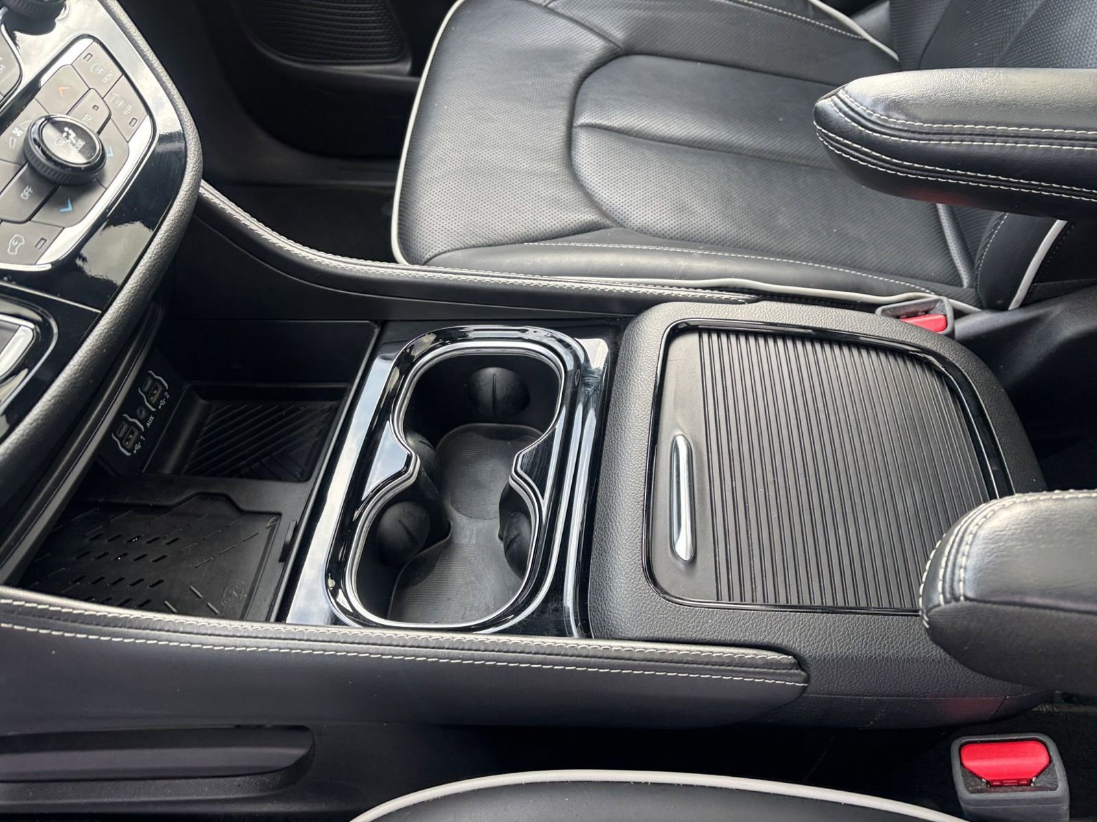 Used 2025 Chrysler Pacifica Limited image 46