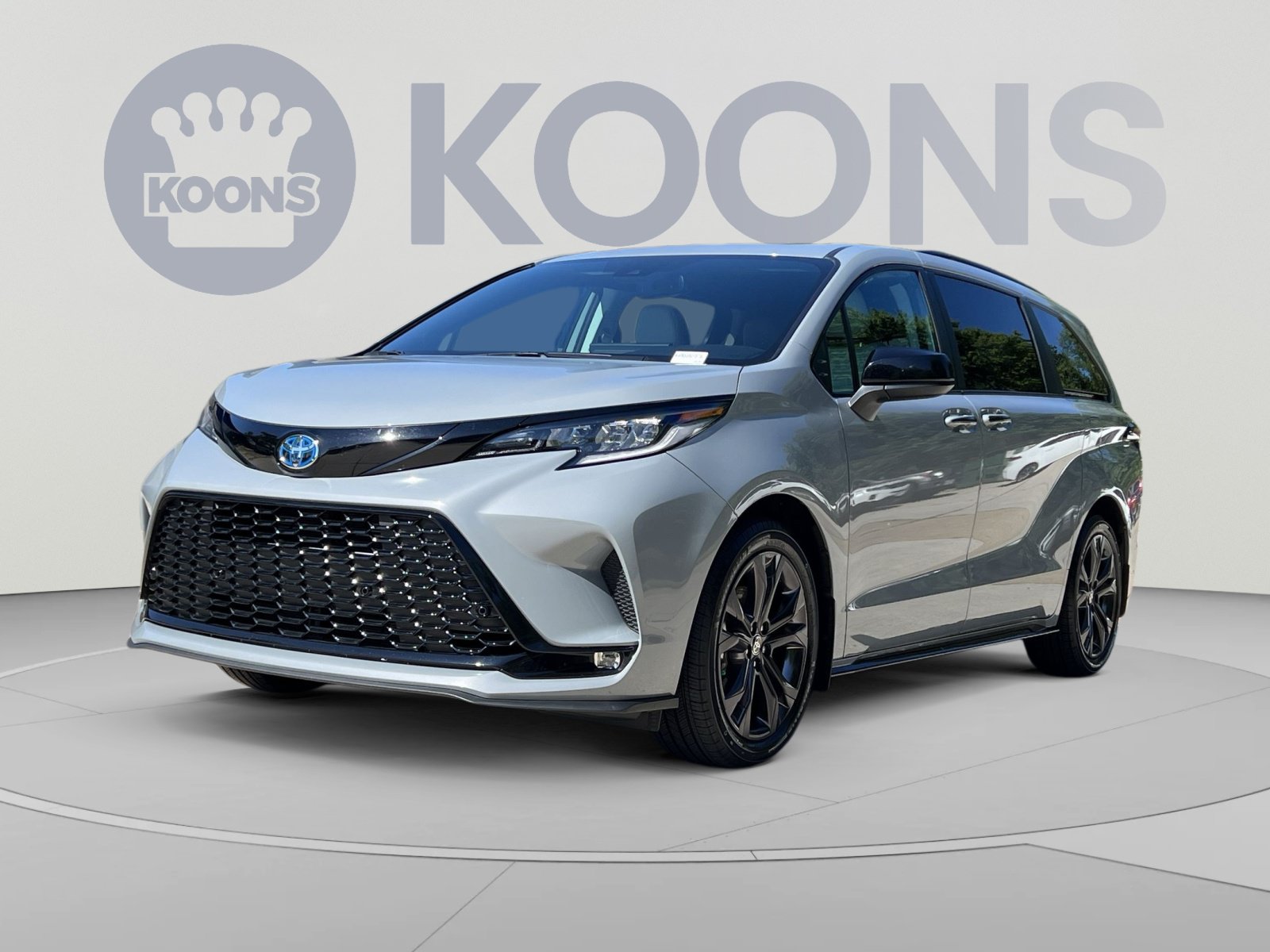 Used 2025 Toyota Sienna XSE w/ XSE Plus Package FWD image 1