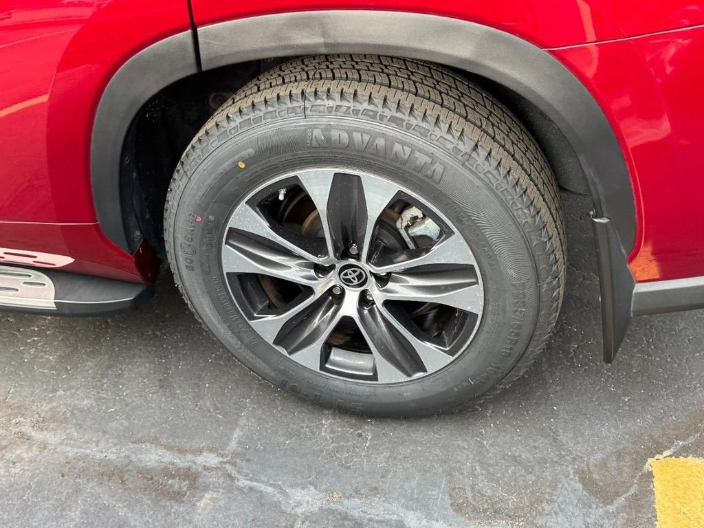 Used 2024 Toyota Highlander XLE image 5