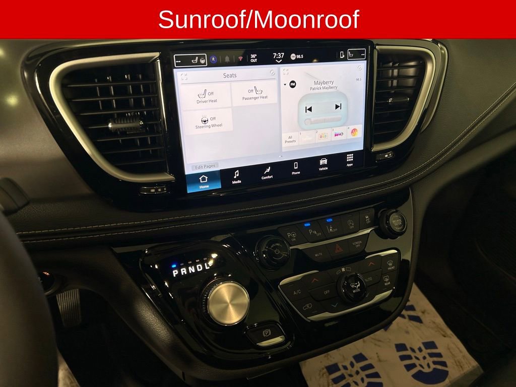 Used 2025 Chrysler Pacifica Select image 3