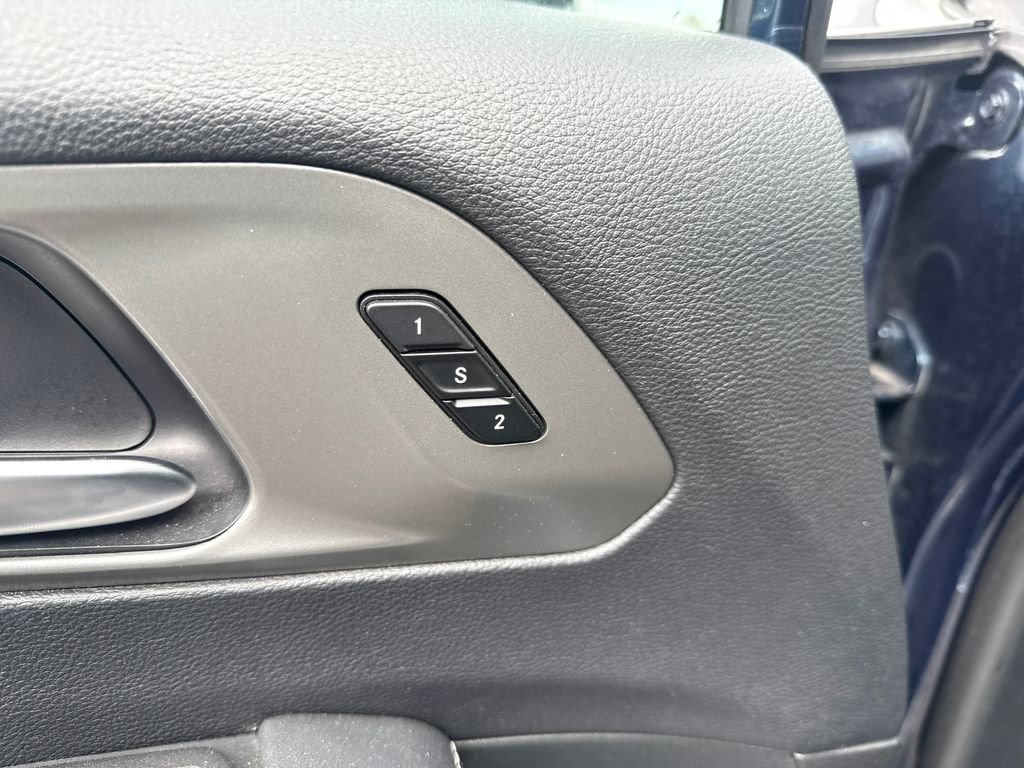 Used 2025 Chrysler Pacifica Select FWD image 12