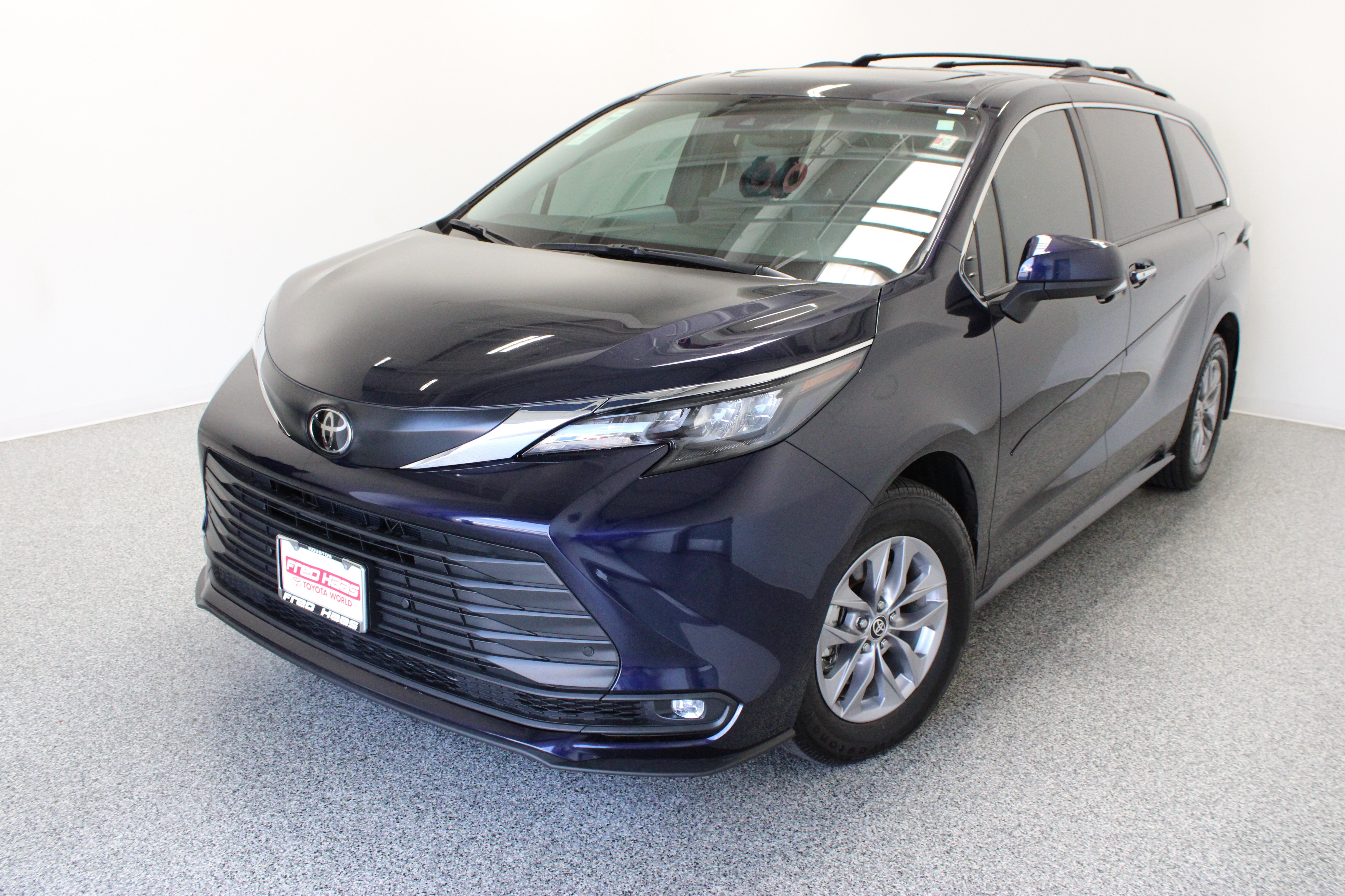 Certified 2026 Toyota Sienna XLE FWD image 2