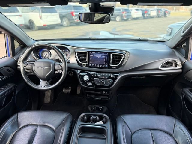 Used 2020 Chrysler Pacifica Touring-L w/ Advanced Safetytec Group image 2