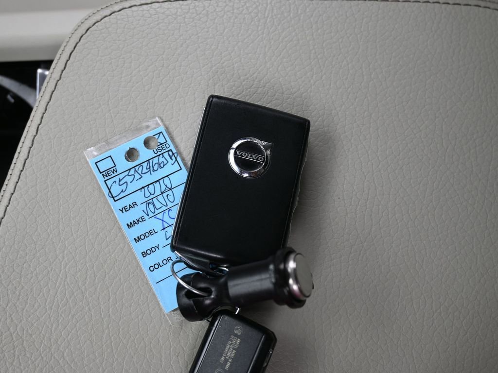 Used 2020 Volvo XC90 T5 Momentum w/ Protection Package image 18