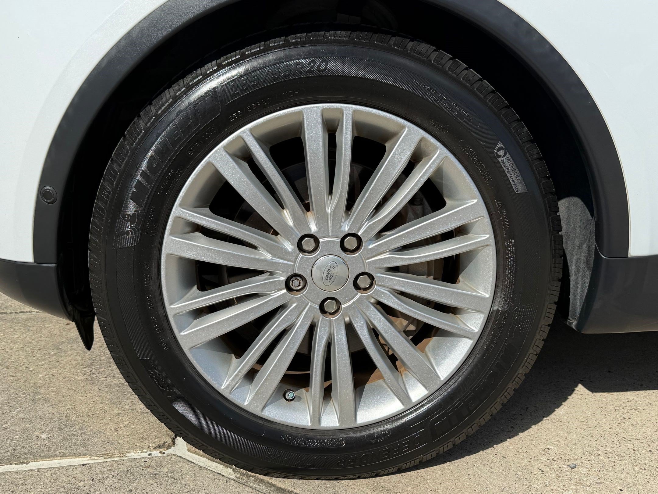 Used 2018 Land Rover Discovery SE AWD/4WD image 11
