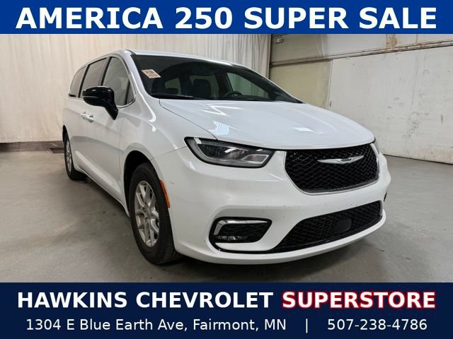 Used 2025 Chrysler Pacifica Select FWD image 1