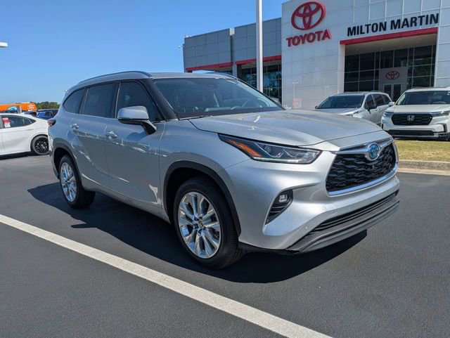 Used 2021 Toyota Highlander Limited FWD image 2