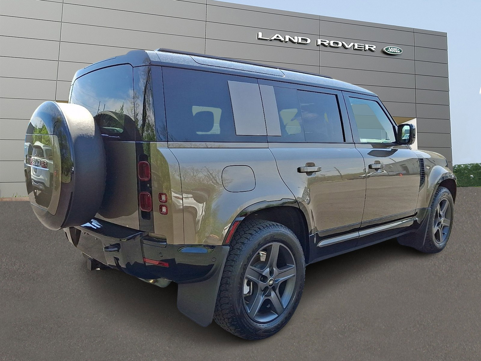 Used 2025 Land Rover Defender 110 X-Dynamic SE AWD/4WD image 2