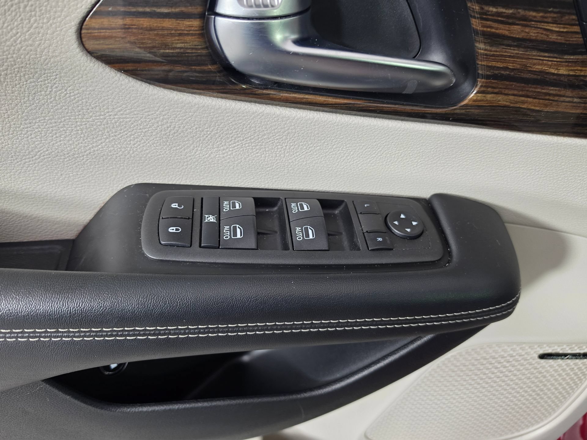 Used 2022 Chrysler Pacifica Limited w/ Uconnect Theater Family Group FWD image 20