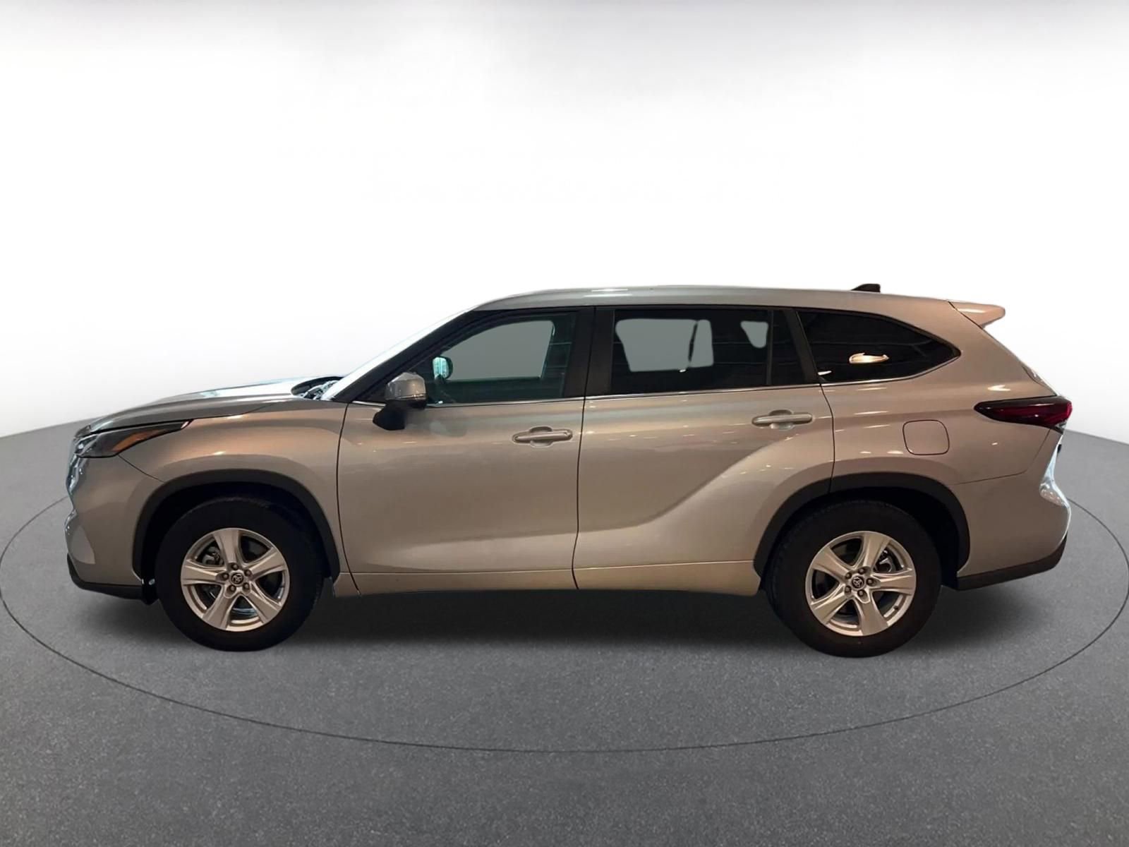 Used 2025 Toyota Highlander LE image 9