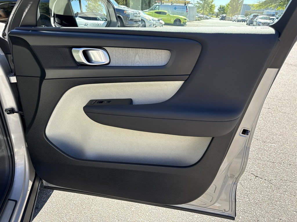 Used 2025 Volvo XC40 B5 Plus AWD/4WD image 32