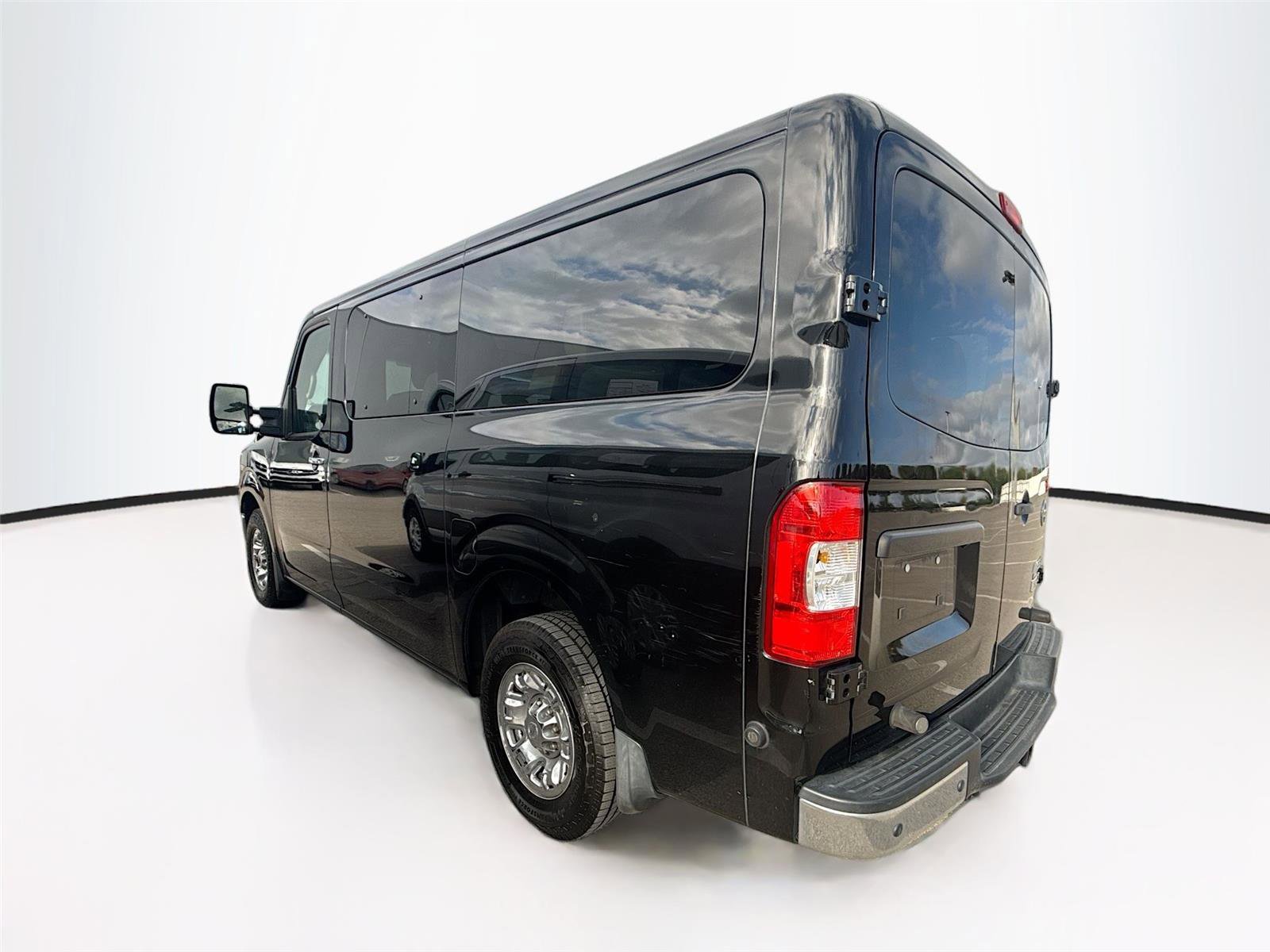 Used 2015 Nissan NV 3500 SL w/ Technology Package image 13