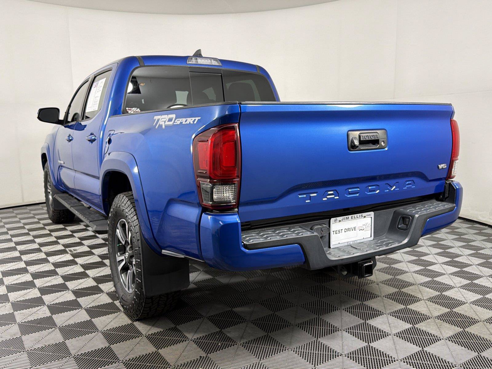 Used 2018 Toyota Tacoma TRD Sport RWD image 4