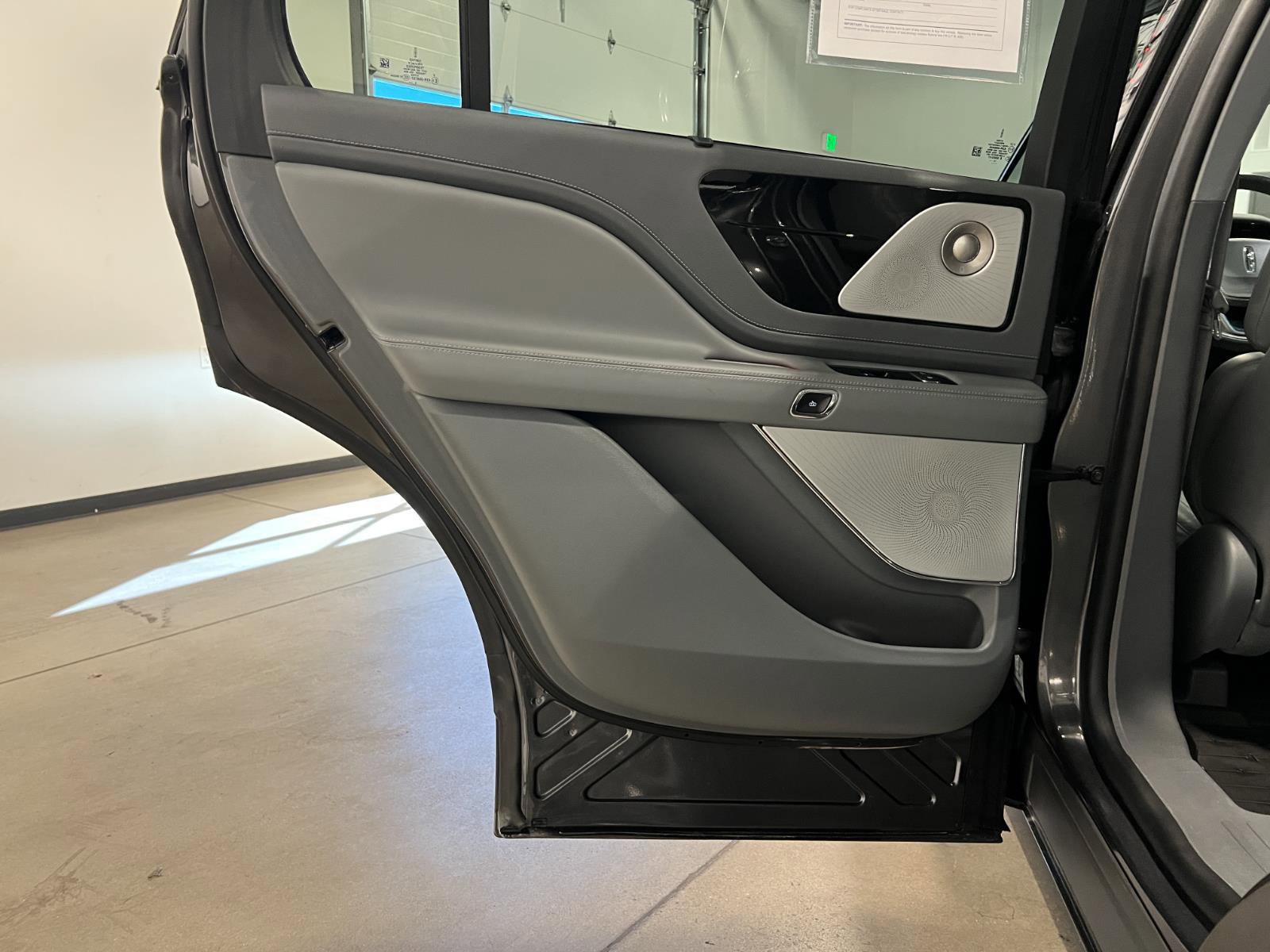 Used 2020 Lincoln Aviator Reserve w/ Equipment Group 202A image 35