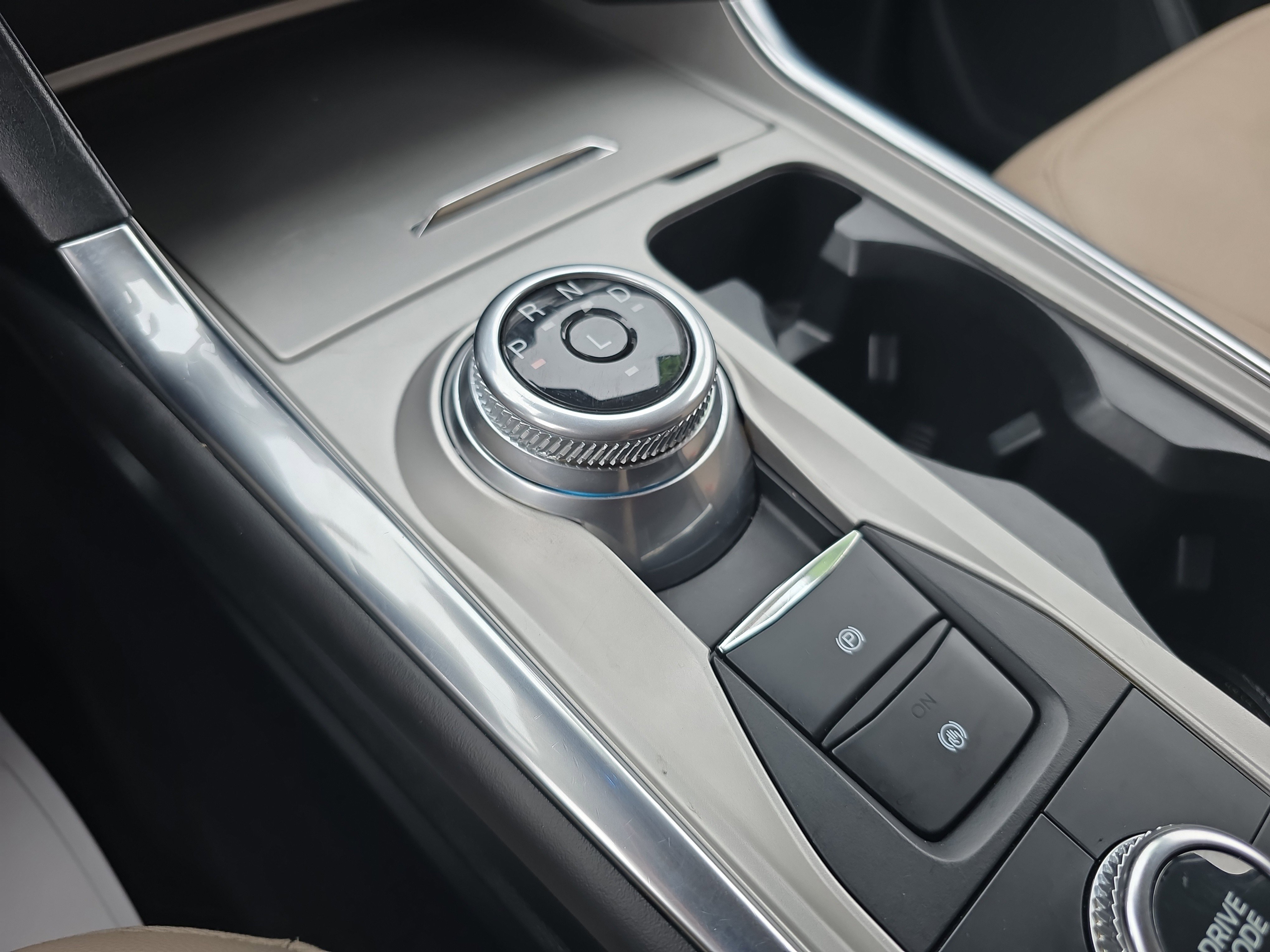 Used 2023 Ford Explorer Limited w/ Class IV Trailer Tow Package image 27