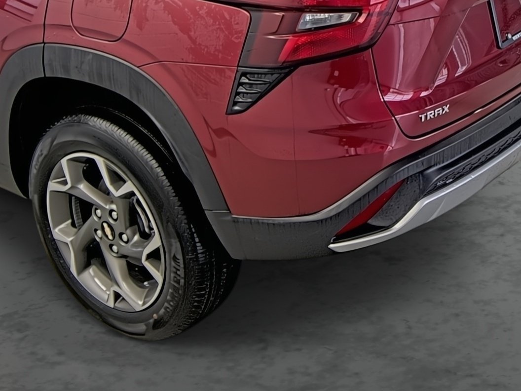 Used 2025 Chevrolet Trax LT w/ Driver Confidence Package FWD image 9