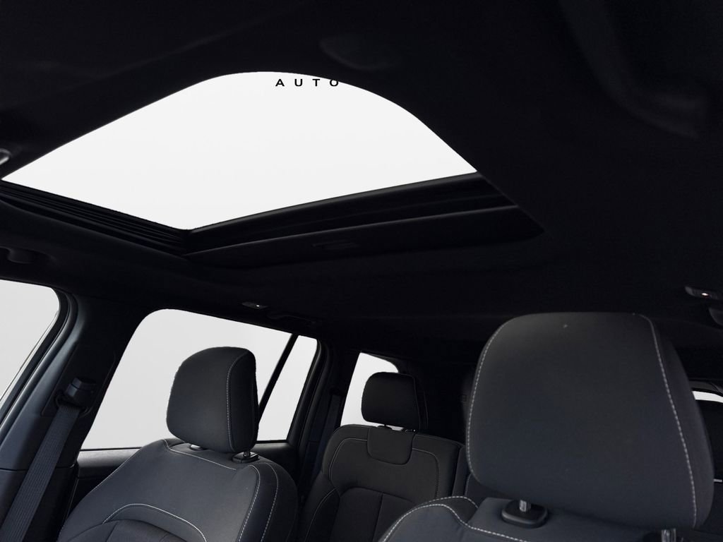 Certified 2025 Jeep Grand Cherokee Laredo X w/ Luxury Tech Group I image 30