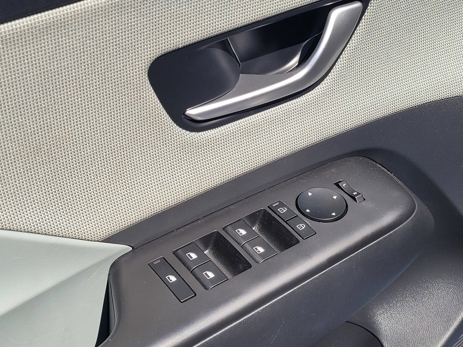 Certified 2024 Hyundai Kona Limited FWD image 17