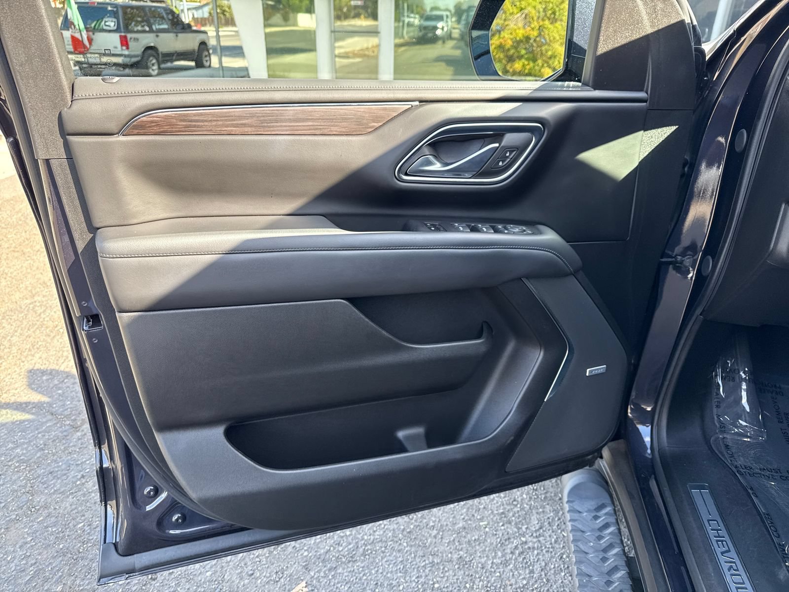Used 2024 Chevrolet Tahoe Z71 w/ Luxury Package AWD/4WD image 10
