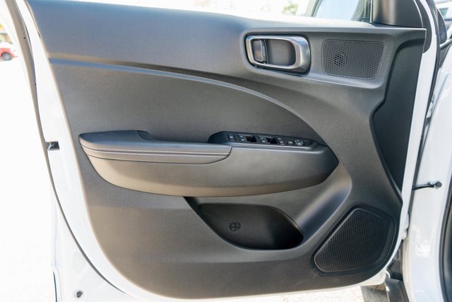 Used 2022 Hyundai Venue Limited image 16