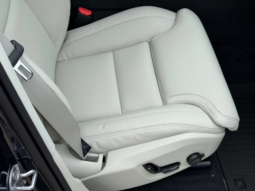 New 2026 Volvo XC60 T8 Ultra w/ Protection Package Premier AWD/4WD image 8