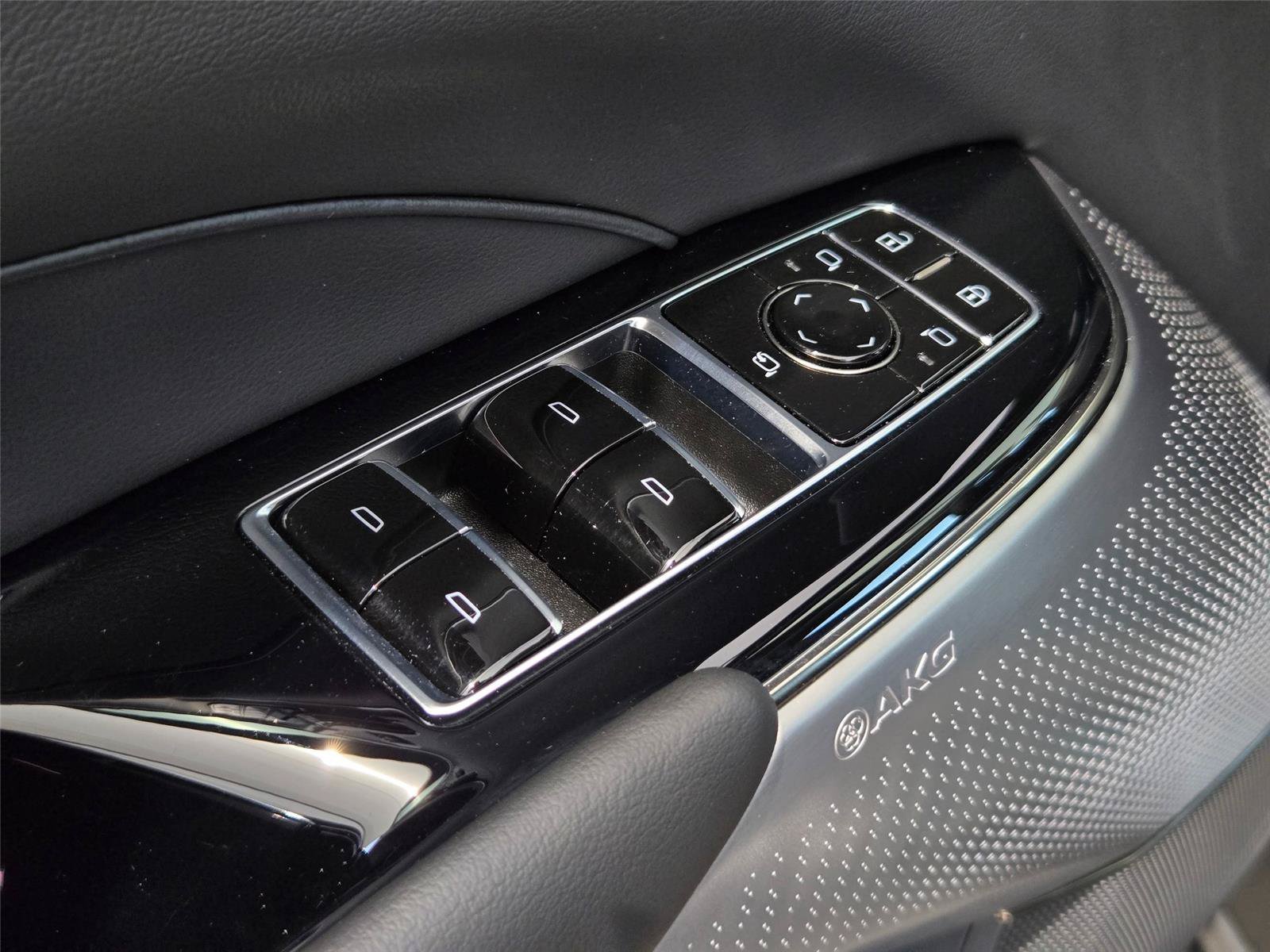 Used 2025 Cadillac Lyriq Luxury w/ LPO, Floor Liner Package AWD/4WD image 27