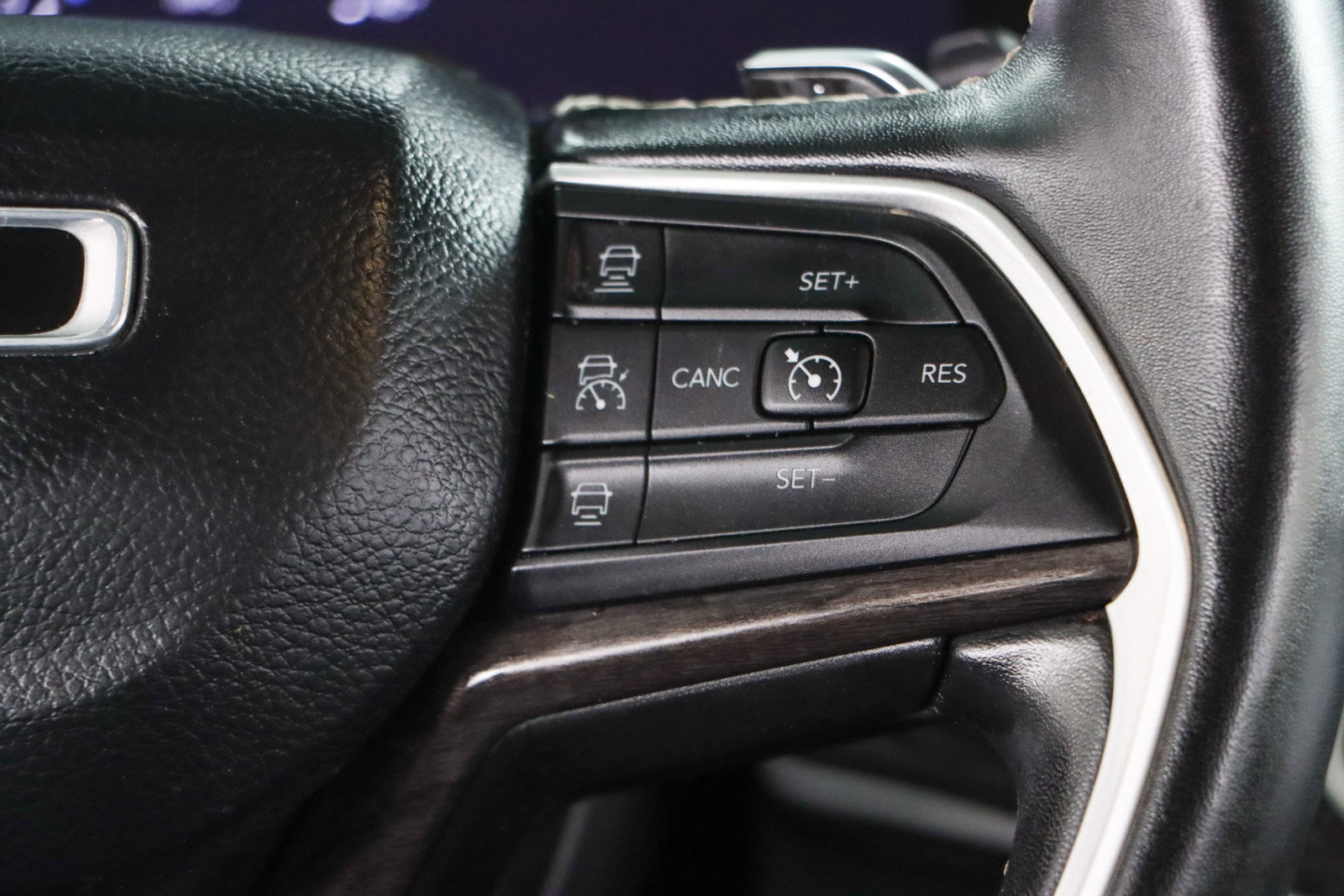 Used 2022 Jeep Grand Cherokee L Limited w/ Black Appearance Package image 14