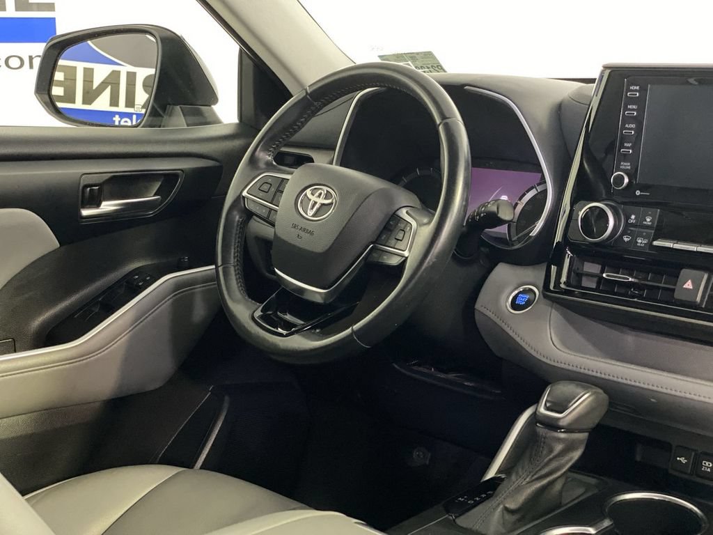Used 2021 Toyota Highlander XLE FWD image 14