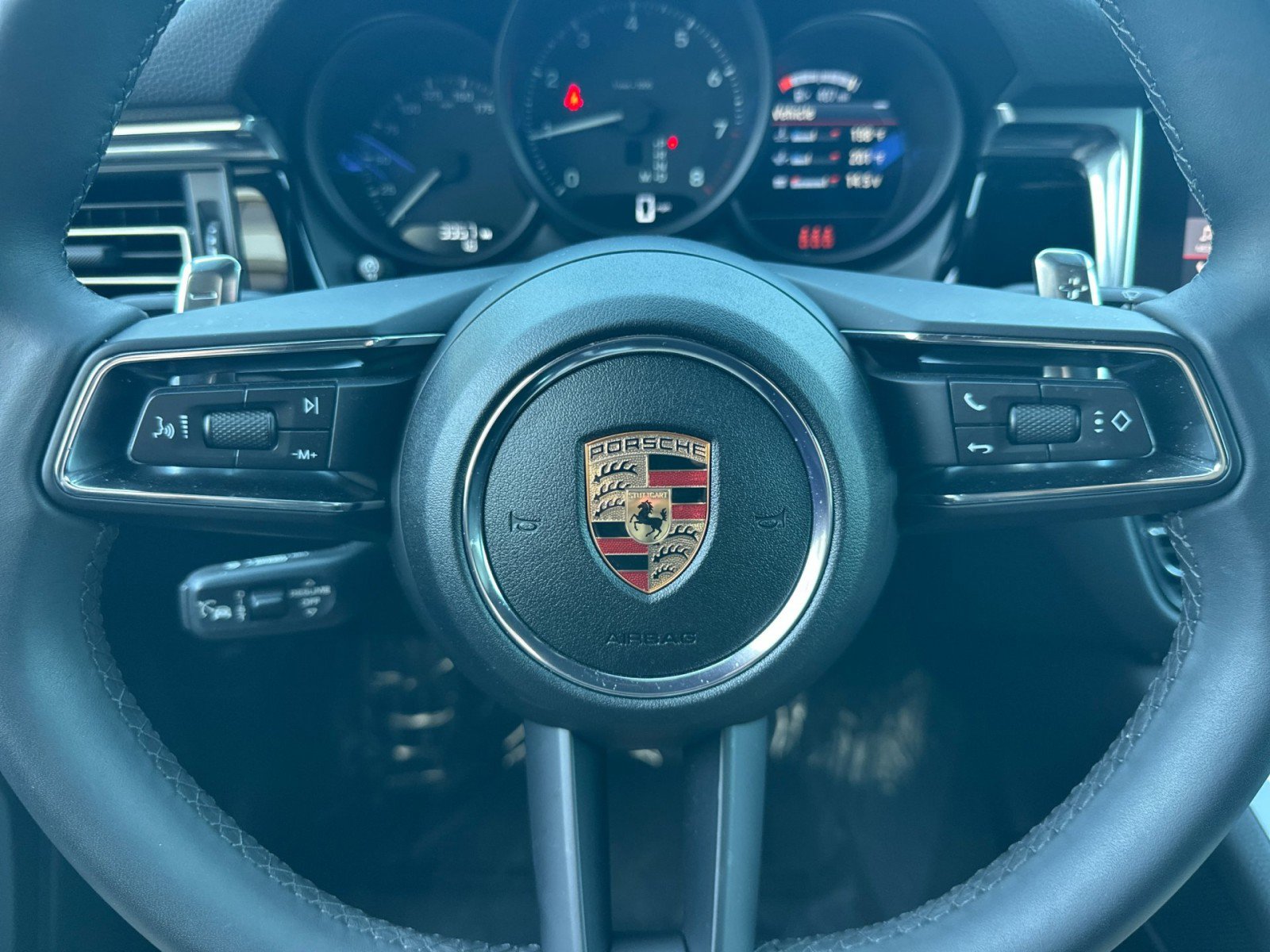 Certified 2025 Porsche Macan image 23