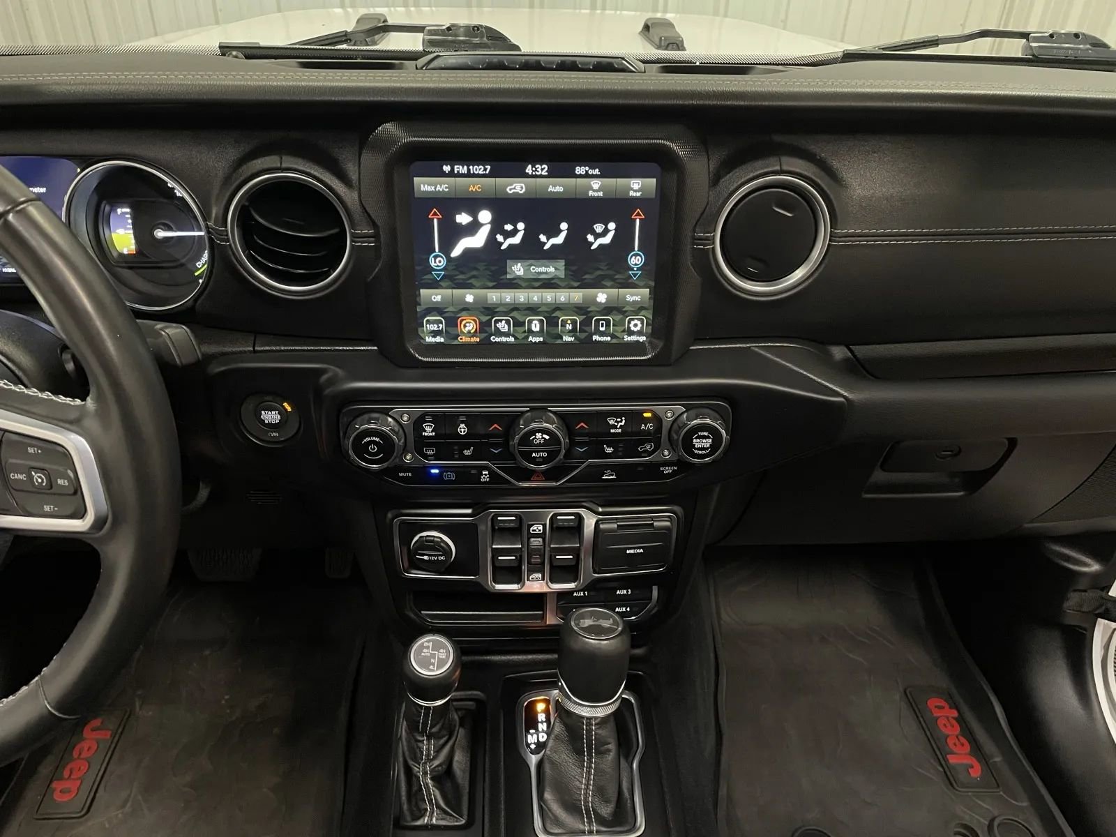 Used 2022 Jeep Wrangler Unlimited Sahara w/ Cold Weather Group AWD/4WD image 34