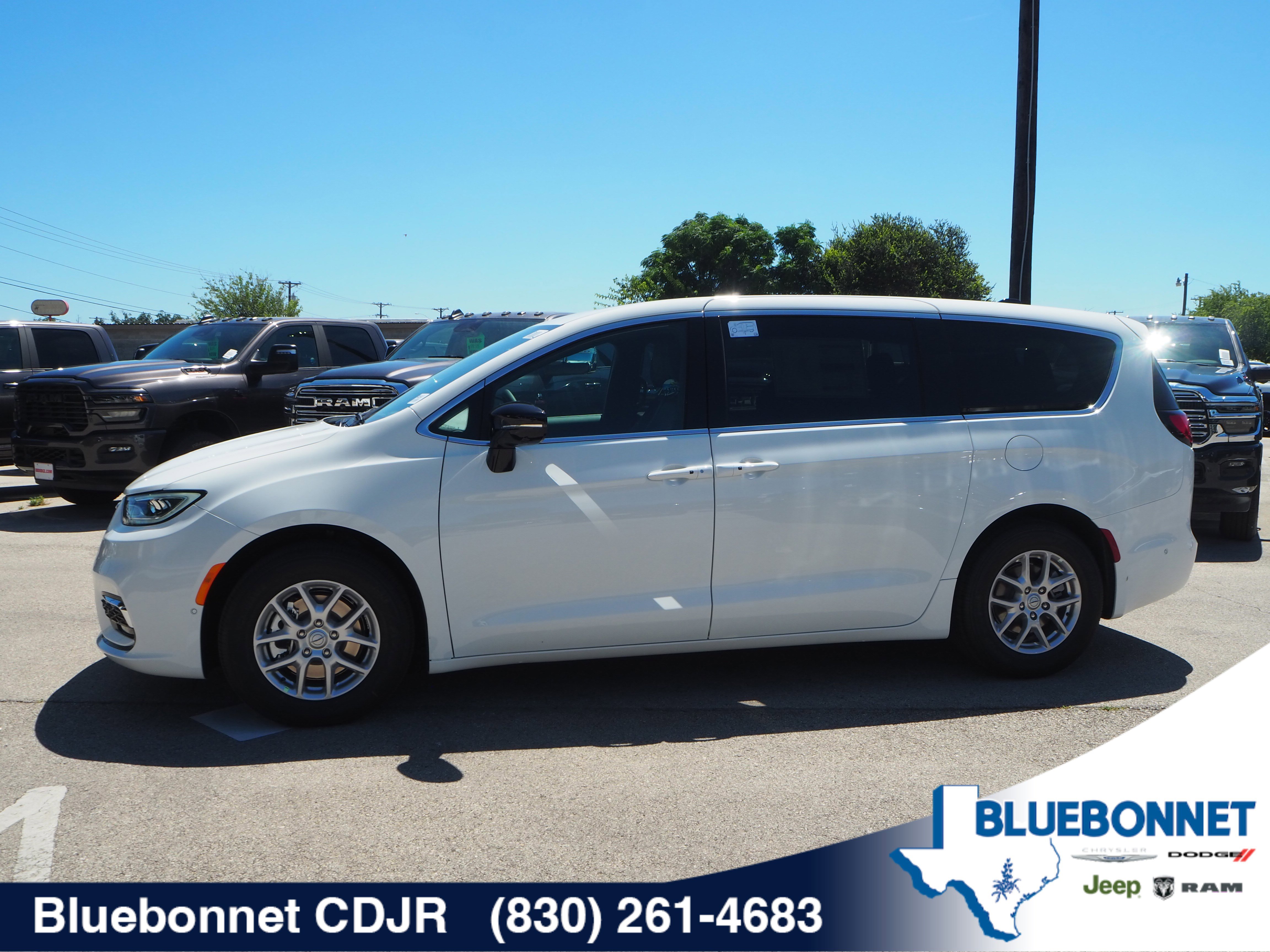 New 2025 Chrysler Pacifica Select w/ Uconnect Theater Family Group FWD image 1