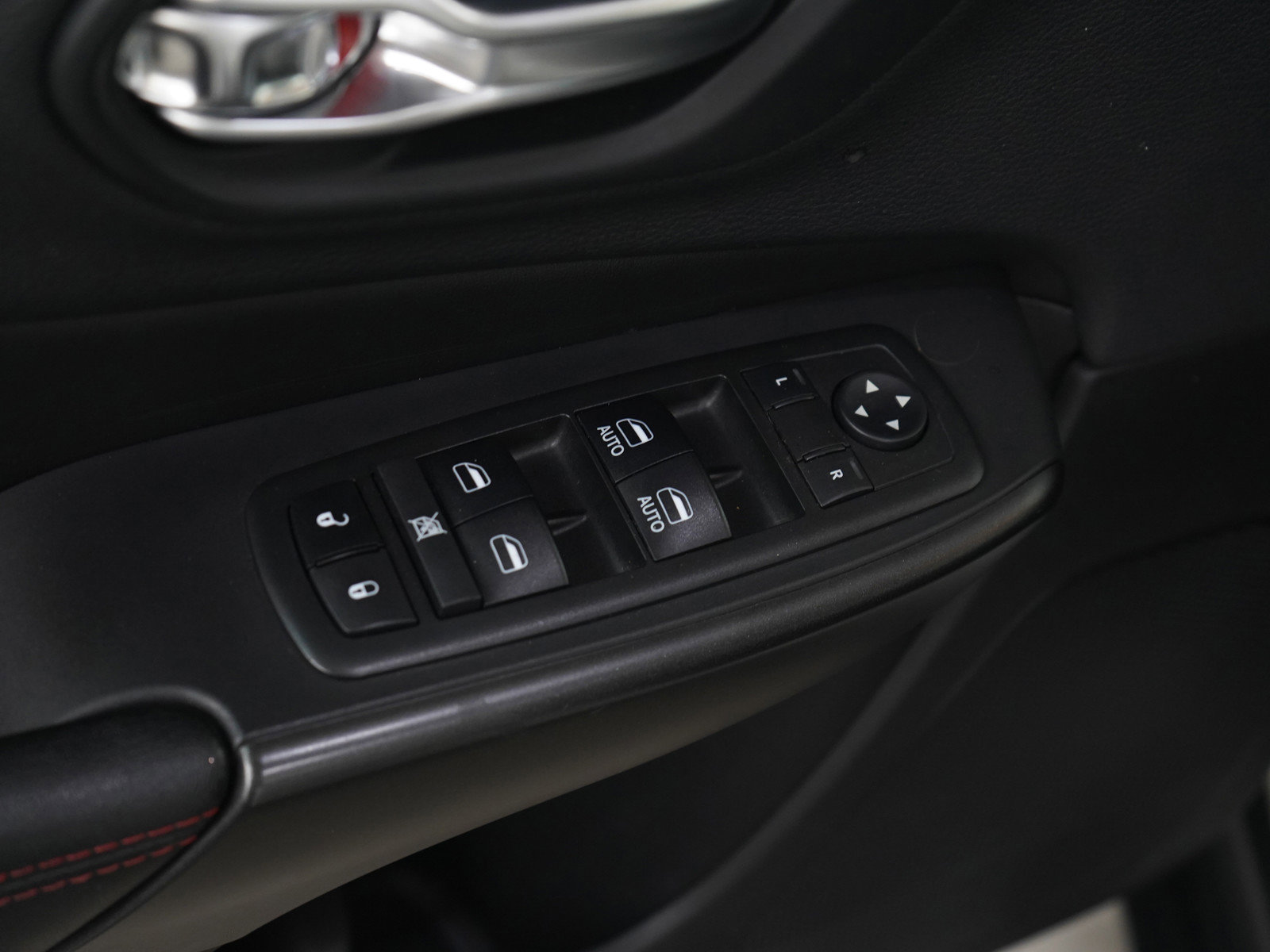 Used 2019 Jeep Cherokee Trailhawk w/ Cold Weather Group image 18