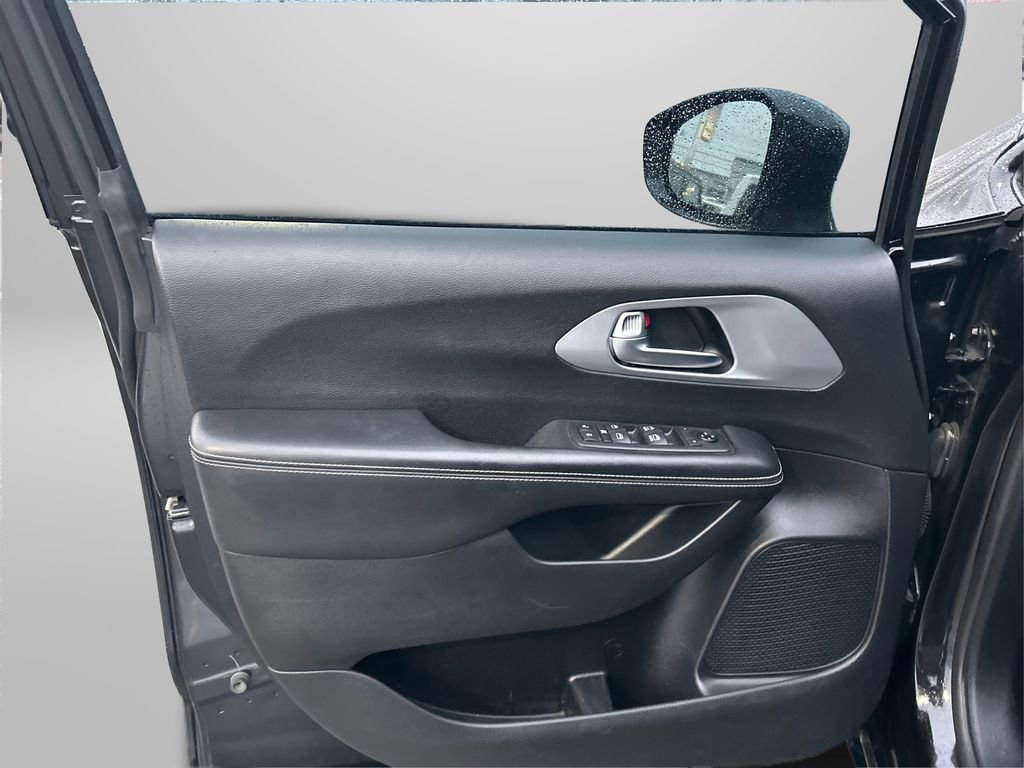 Used 2020 Chrysler Pacifica Touring w/ S Appearance Package image 22