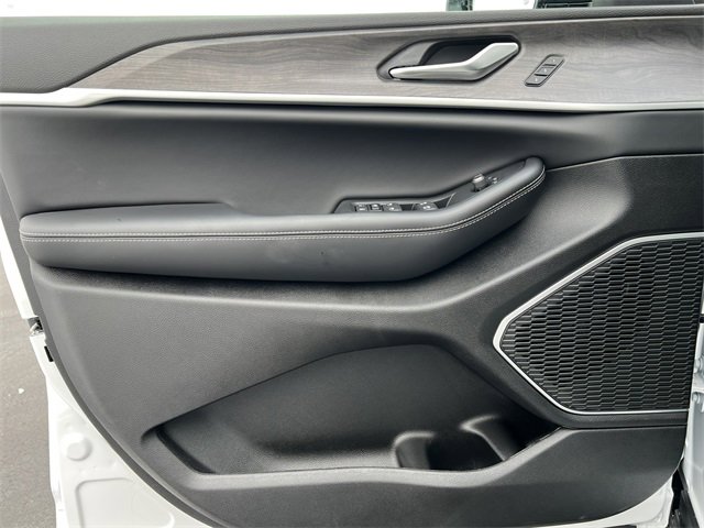 New 2025 Jeep Grand Cherokee Limited w/ Black Appearance Package image 14