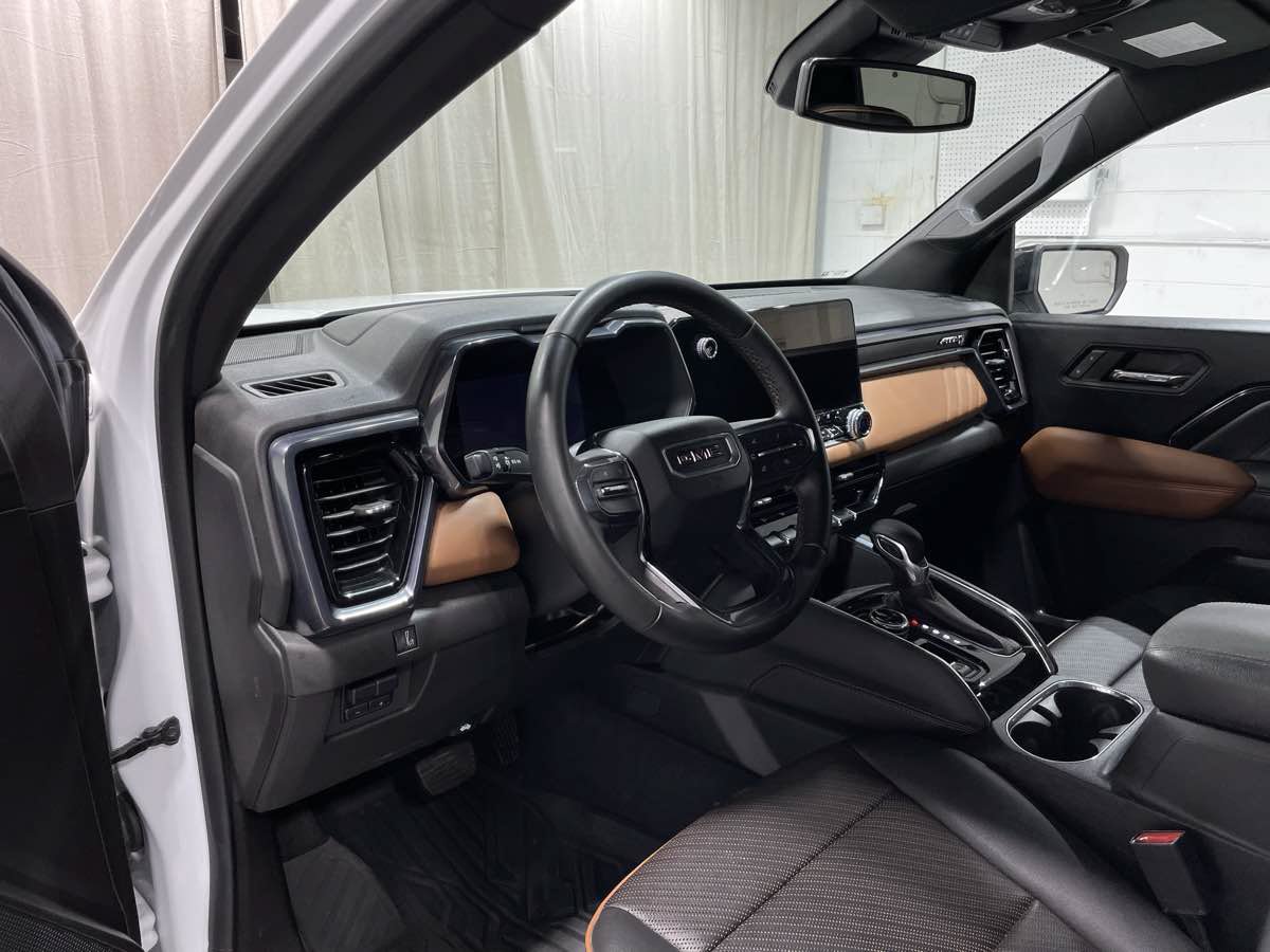 Used 2023 GMC Canyon AT4 w/ AT4 Premium Package AWD/4WD image 9
