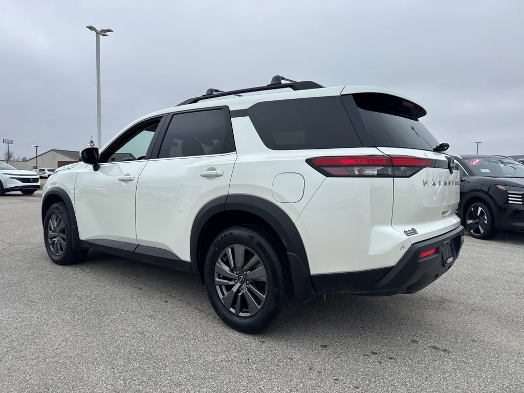Used 2024 Nissan Pathfinder SV image 3