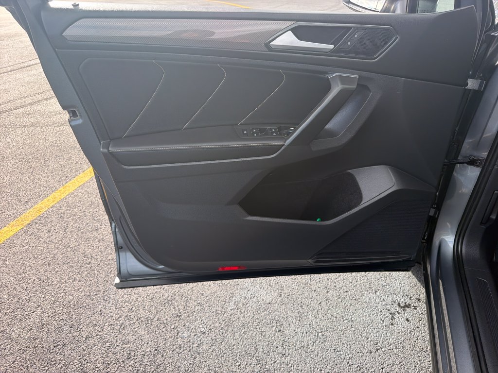 Certified 2023 Volkswagen Tiguan SE w/ Panoramic Sunroof Package FWD image 9